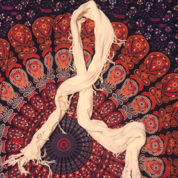 White scarf with fringes 🧣 - Picture 1 of 1